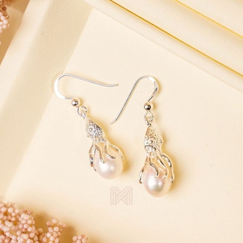 MILLENNE Millennia 2000 Freshwater Pearls Octopus Hook Silver Dangle Earrings with 925 Sterling Silver