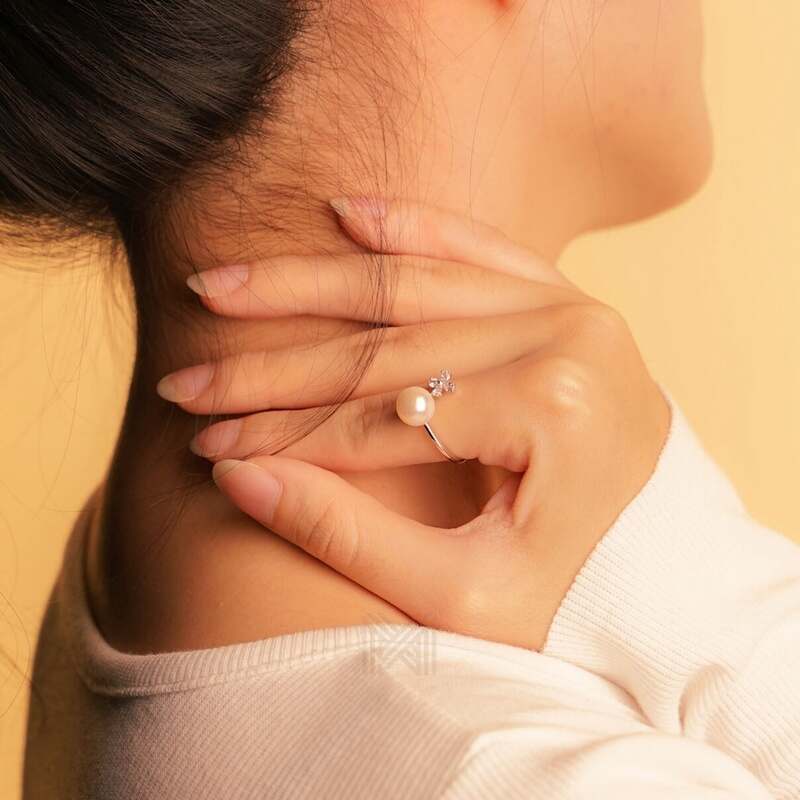 MILLENNE Multifaceted Pearl and 4 Leaf Clover White Gold Adjustable Ring with 925 Sterling Silver