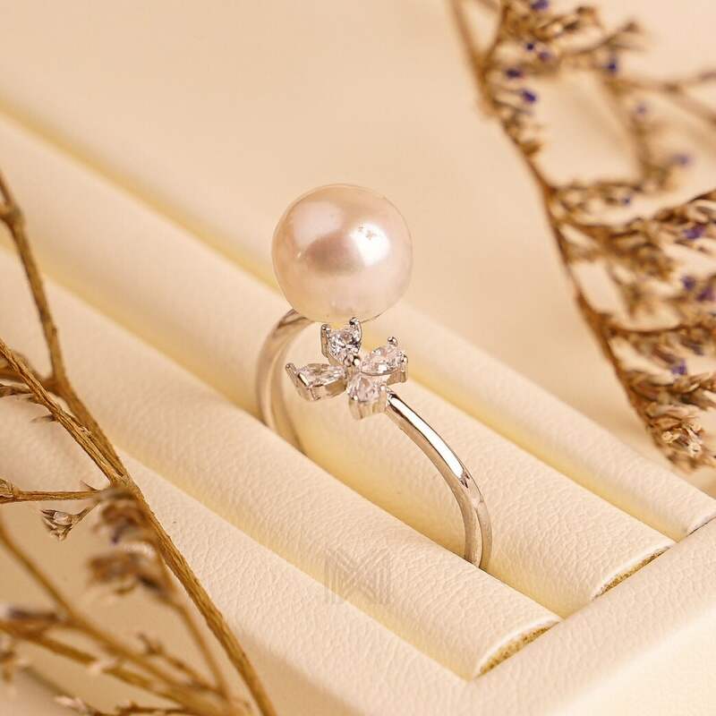 MILLENNE Multifaceted Pearl and 4 Leaf Clover White Gold Adjustable Ring with 925 Sterling Silver