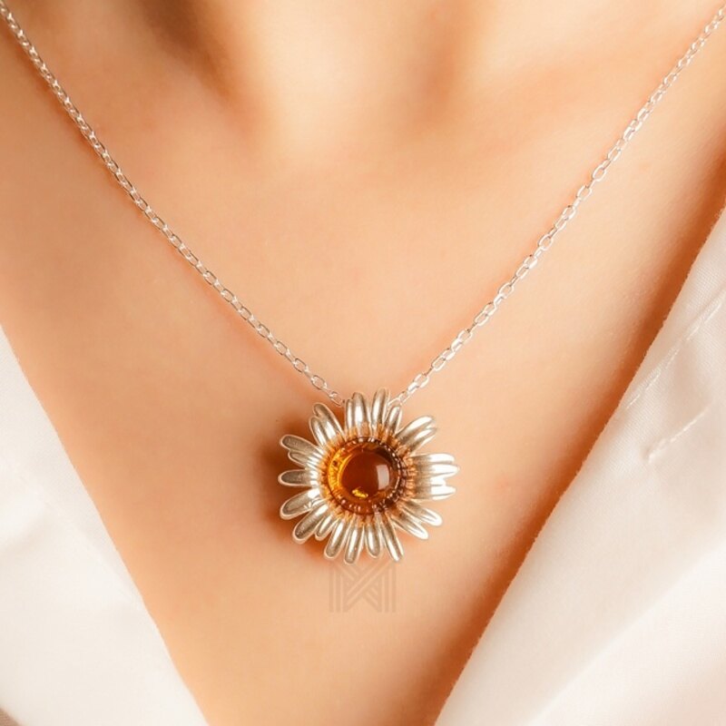 MILLENNE Multifaceted Baltic Amber Daisy Silver Pendant with 925 Sterling Silver