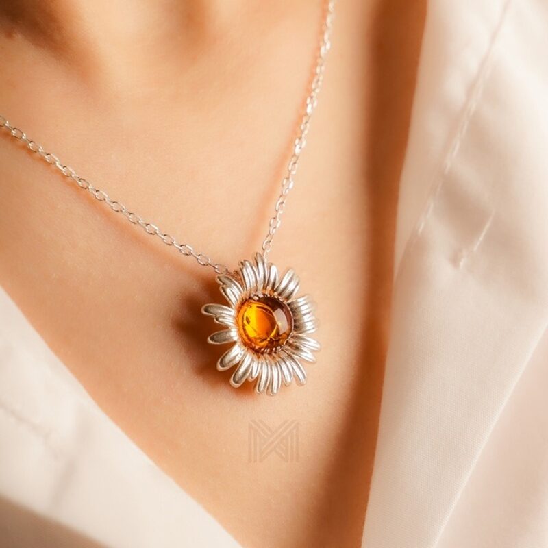 MILLENNE Multifaceted Baltic Amber Daisy Silver Pendant with 925 Sterling Silver