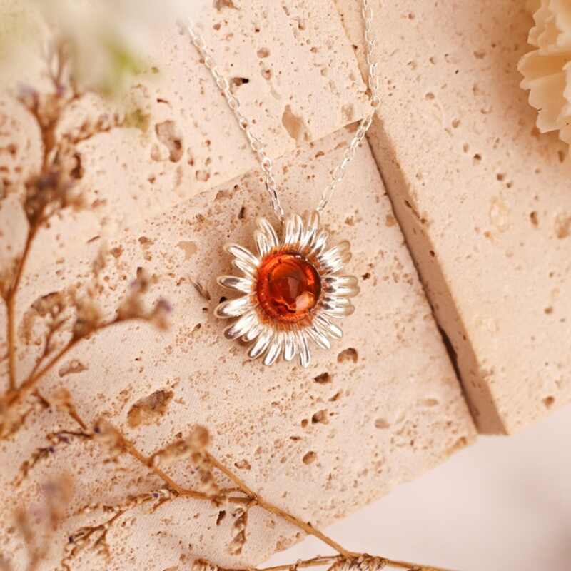 MILLENNE Multifaceted Baltic Amber Daisy Silver Pendant with 925 Sterling Silver